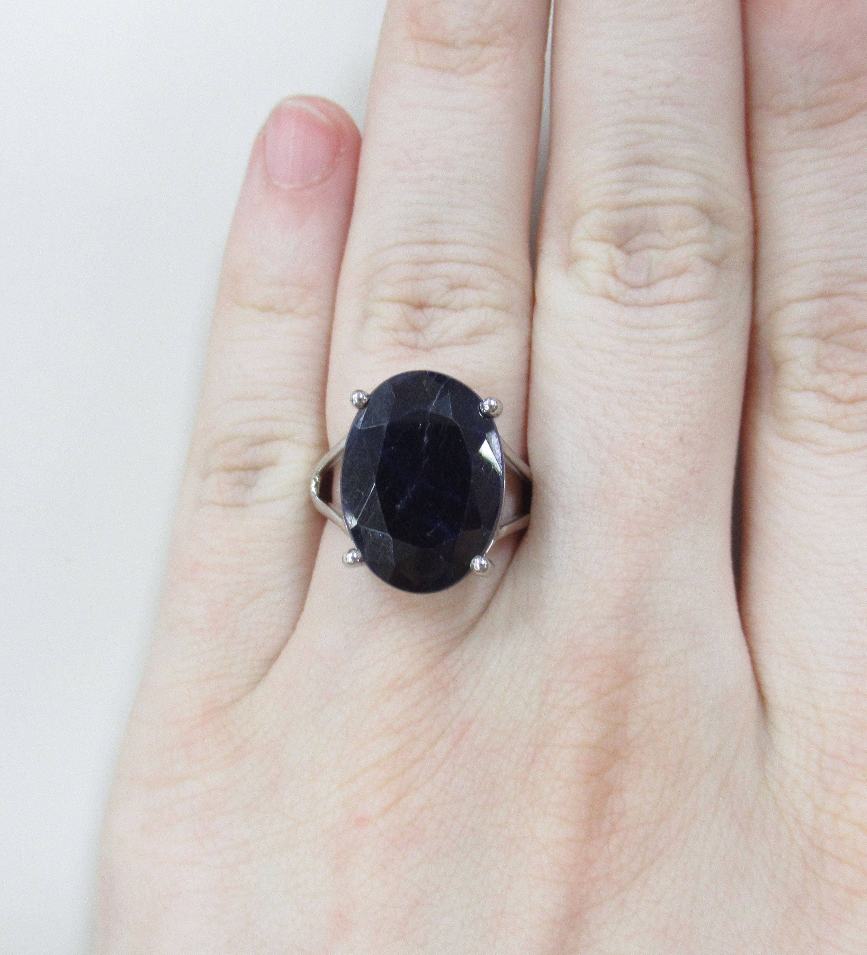 Серебряное кольцо с корундом